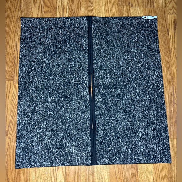 Lululemon Vinyasa scarf- many possible ways to wear it!🖤 - Picture 8 of 11